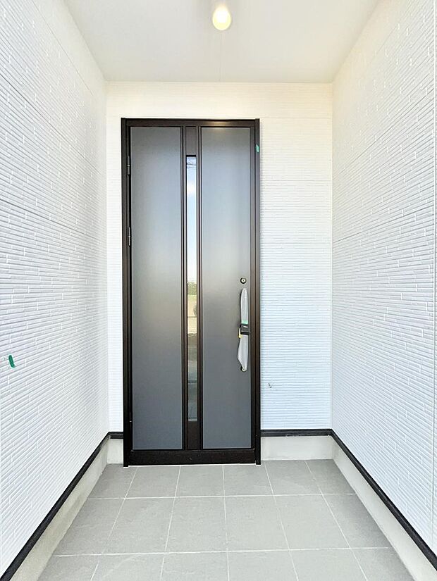 玄関前は雨が降っても濡れにくい屋根付き