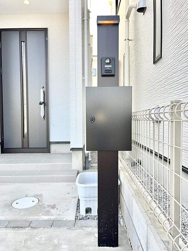 表札・インターホン・ポストをひとつに集約。エントランスになじむシンプルデザイン。