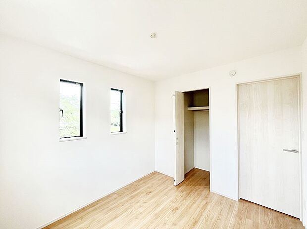 お子さまのお部屋としても!衣類の整理整頓に便利なクローゼット付きの洋室。