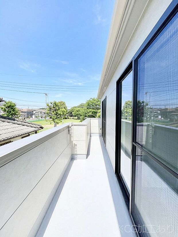暖かな陽光が降り注ぐバルコニーはお洗濯におすすめ。爽やかな風も心地よいです。