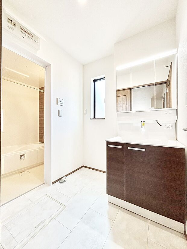 清潔感ある洗面化粧室で朝の身支度も快適