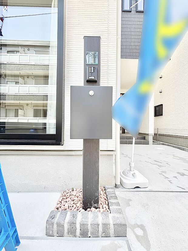 シンプルなデザインのポスト