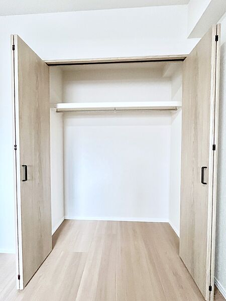 洋室クローゼット。奥行きがあるので厚手の衣類もすっきり収納できます。