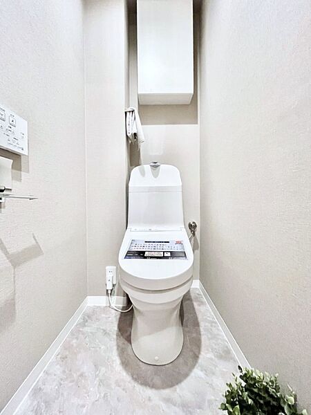 明るく清潔感のあるトイレです。