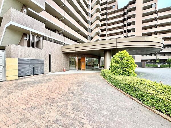 外観 綺麗なエントランスは、居住者を優しく迎えいれてくれます