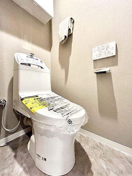 明るく清潔感のあるトイレです。