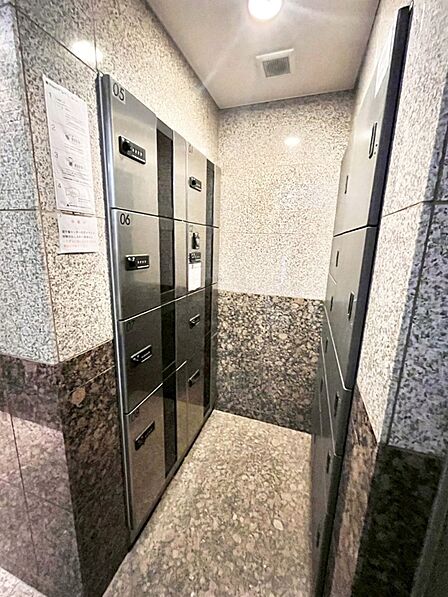 留守時のお荷物の受け取りもできる宅配ボックス付き
