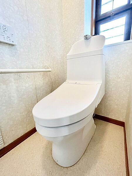 換気用小窓があり、明るく清潔な空間です。