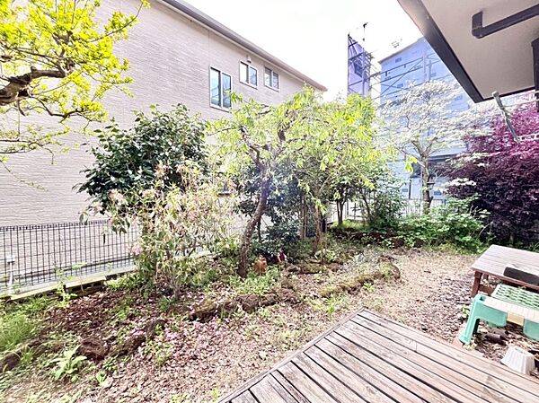 ガーデニングや家庭菜園も楽しめるお庭付き。
