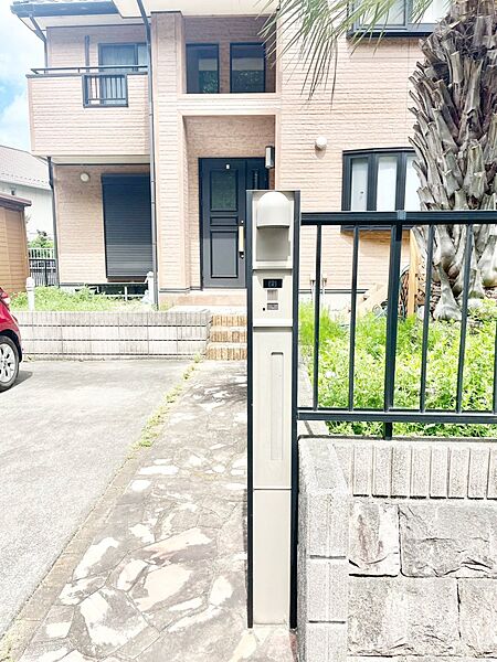 シンプルなデザインのポスト