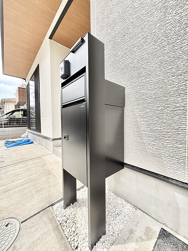 表札・インターホン・ポスト・宅配ＢＯＸをひとつに集約。エントランスになじむシンプルデザイン。