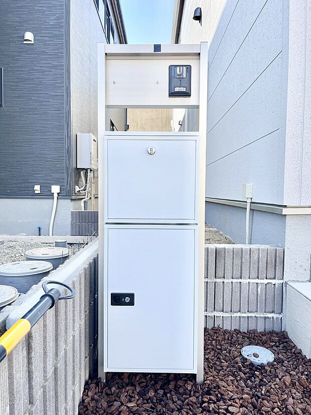 表札・インターホン・ポスト・宅配ＢＯＸをひとつに集約。エントランスになじむシンプルデザイン。　