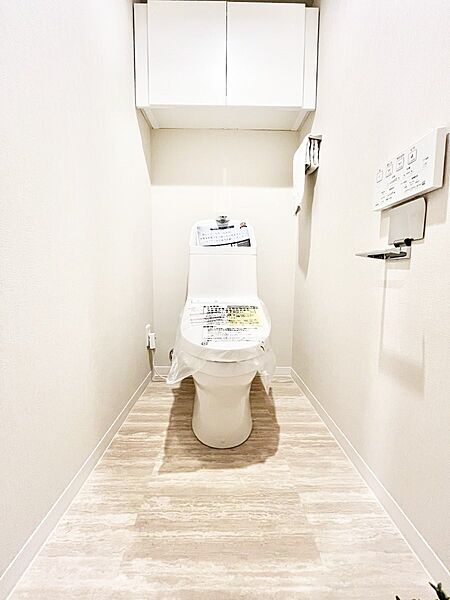 明るく清潔感のあるトイレです。