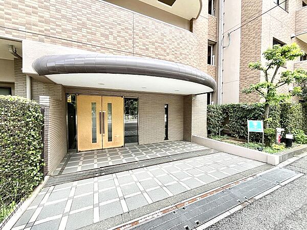 外観 綺麗なエントランスは、居住者を優しく迎えいれてくれます