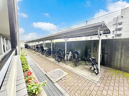 駐輪場は屋根付き