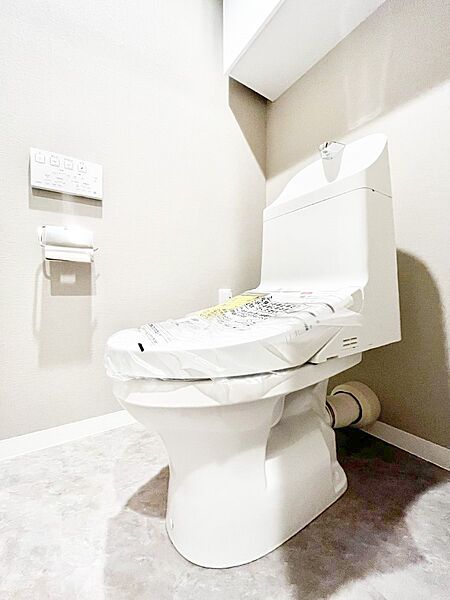 明るく清潔感のあるトイレです。