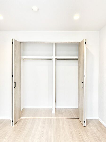 洋室クローゼット。奥行きがあるので厚手の衣類もすっきり収納できます。