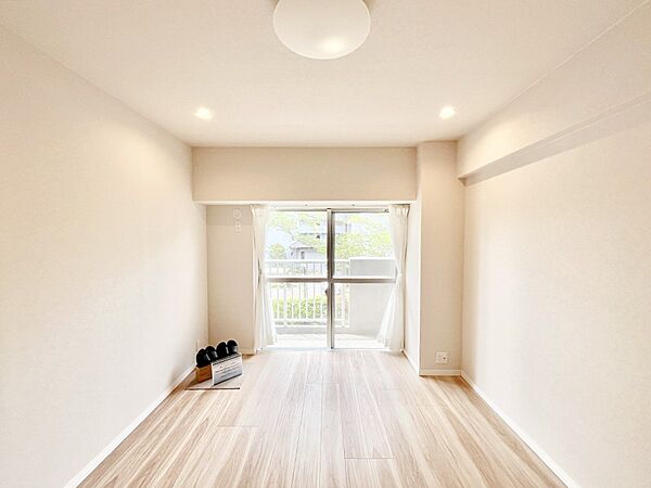 バルコニーに繋がるお部屋は開放感があります。