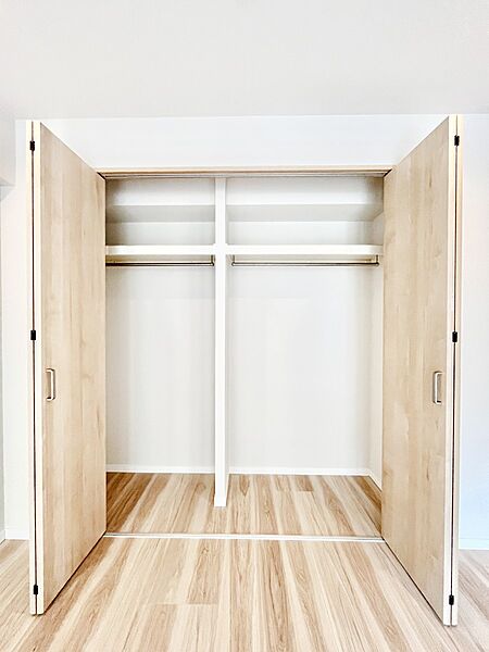 洋室クローゼット。奥行きがあるので厚手の衣類もすっきり収納できます。