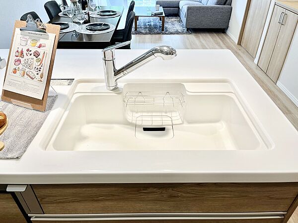 広々としたシンクでお料理やお皿洗いもラクラク快適に！