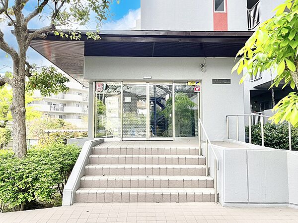 落ち着いた雰囲気のエントランス
