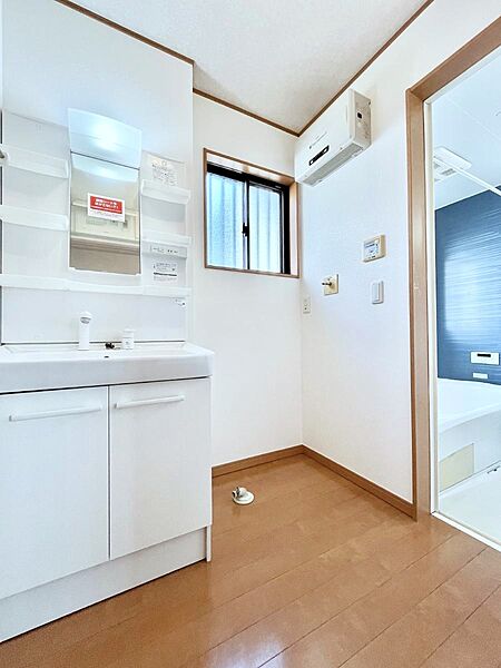 小窓がついているので湿気の多い場所でも換気ができ快適です。毎日の身支度を気持ち良く行えますね。