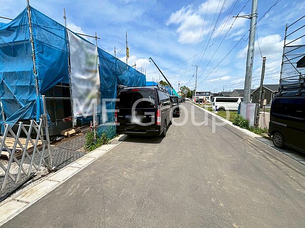運転の苦手な方も安心の6m幅前道。ラクラク駐車。 