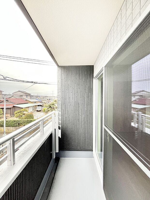 ゆったりバルコニーだから沢山お洗濯ものを干せます。