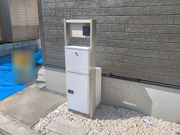 表札・インターホン・ポスト・宅配BOXをひとつに集約。エントランスになじむシンプルデザイン。