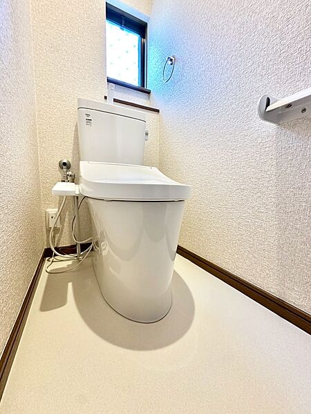 換気用小窓があり、明るく清潔な空間です。