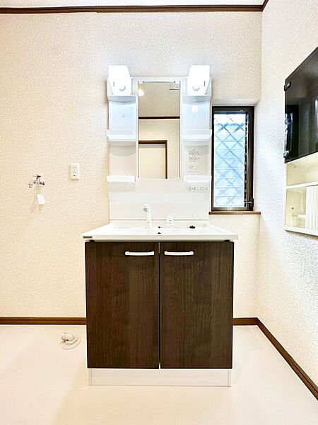 小窓がついているので湿気の多い場所でも換気ができ快適です。毎日の身支度を気持ち良く行えますね。
