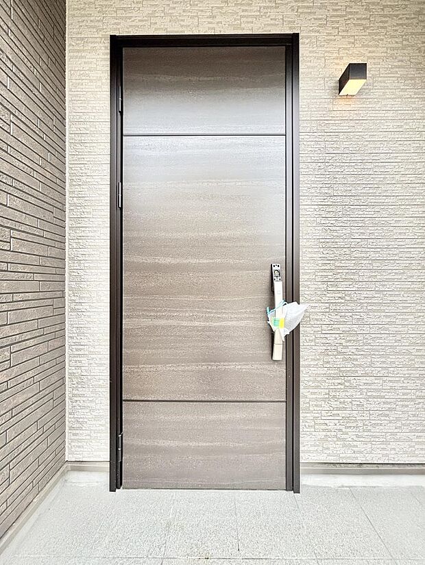 大切な家族、来客を出迎える玄関。玄関前は屋根付きで雨が降っていても濡れにくいです。