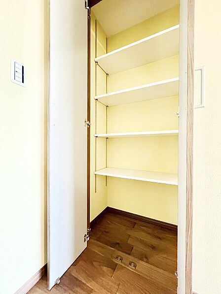 物が溢れがちな家族共有の小物や日用品などをたっぷり収納できるリビング収納!