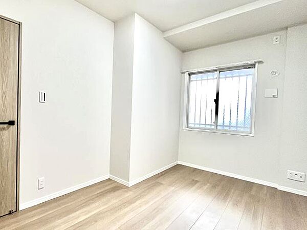 窓からのやさしい光が心地よいプライベートルーム