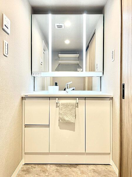 清潔感ある洗面化粧室で朝の身支度も快適