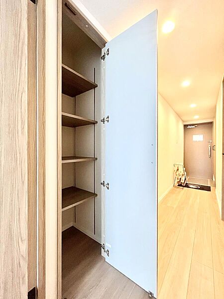 廊下収納。掃除道具や季節の小物を収納することができます。