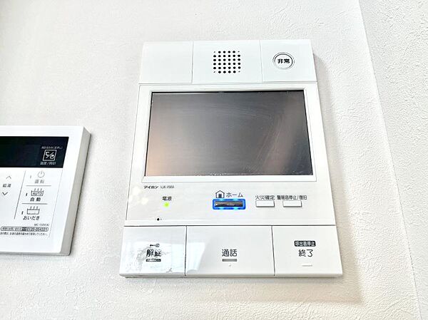訪問者が一目でわかる安心のＴＶモニター付きインターホン。