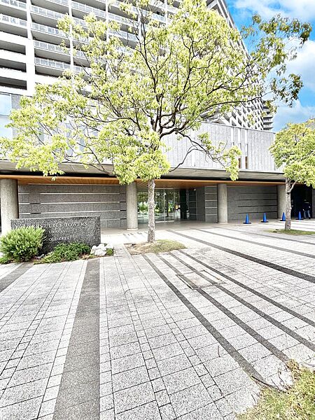 外観 綺麗なエントランスは、居住者を優しく迎えいれてくれます