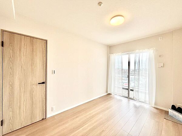 バルコニーが開放感をプラスしてくれる洋室