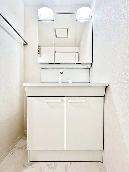 収納力と機能性に優れた洗面化粧台  　　