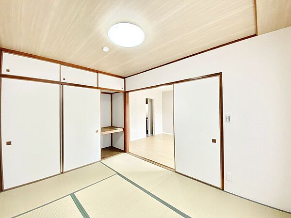 リビング隣接の和室は毎日の暮らしに癒しと安らぎをもたらしてくれます  　