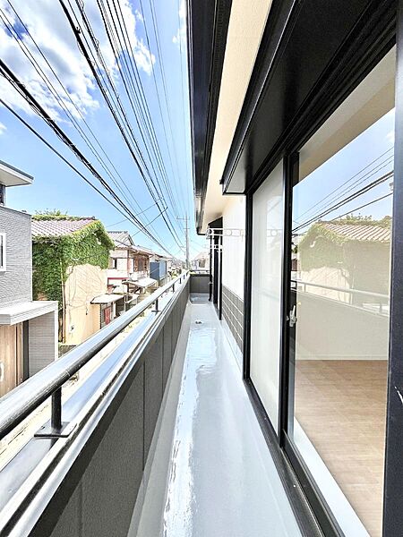暖かな陽光が降り注ぐバルコニーはお洗濯におすすめ。爽やかな風も心地よいです。