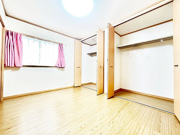 窓からのやさしい光が心地よいプライベートルーム