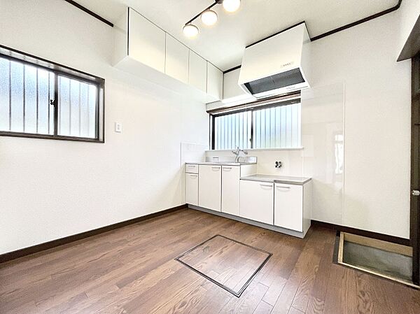 爽やかな風が通り抜けるキッチン。窓があるので明るく換気にも役立ちます。