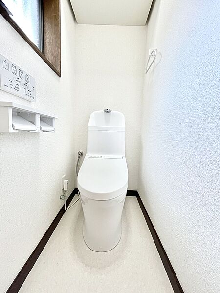 明るく清潔感のあるトイレです。