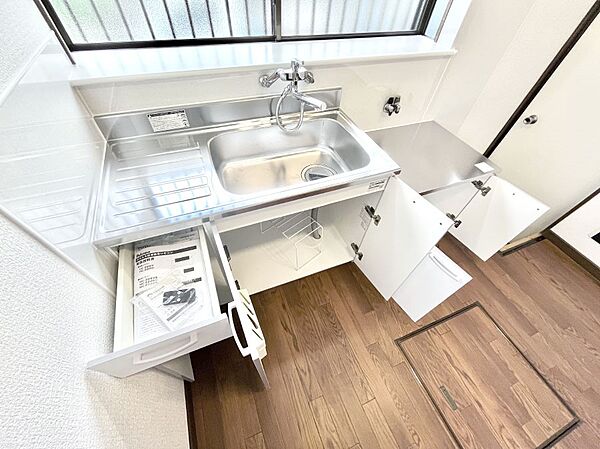 調理器具などもしっかり収納できます