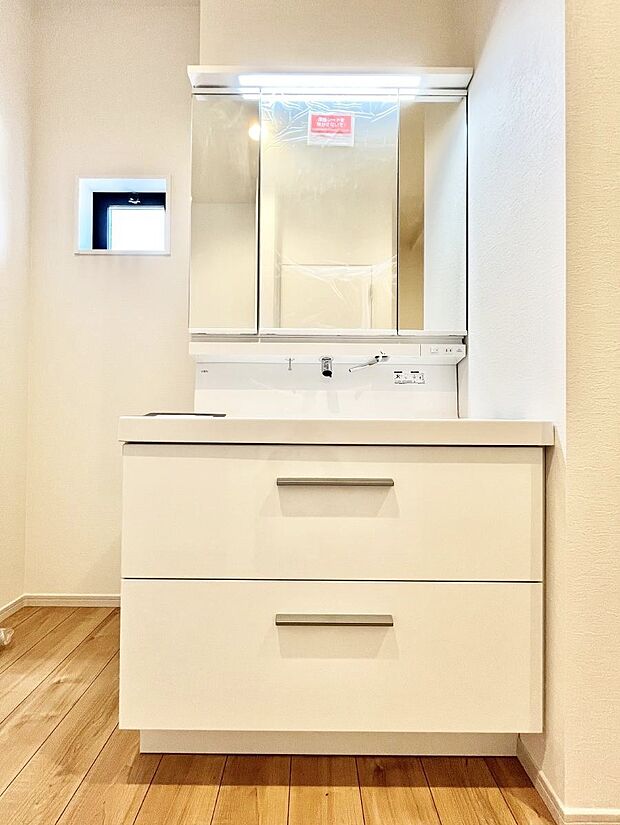 大きく見やすい三面鏡で清潔感ある洗面台は、身だしなみチェックや肌のお手入れにおすすめです。 