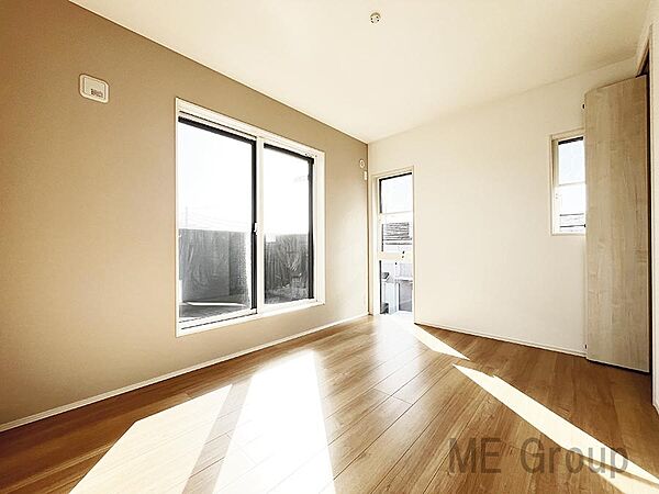 バルコニーから入ってくる日差しがお部屋全体を優しく包み込みます。
