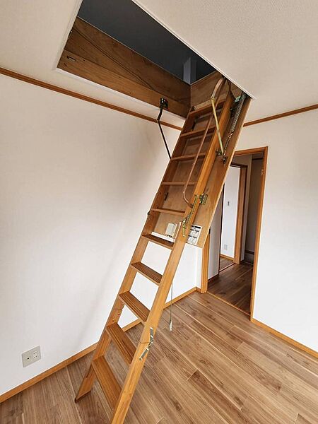 屋根裏収納