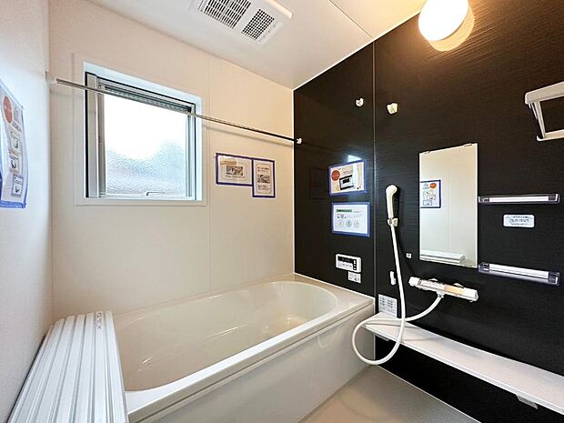 一日の疲れを癒すバスルームは浴室乾燥機付きでいつでも快適バスタイム